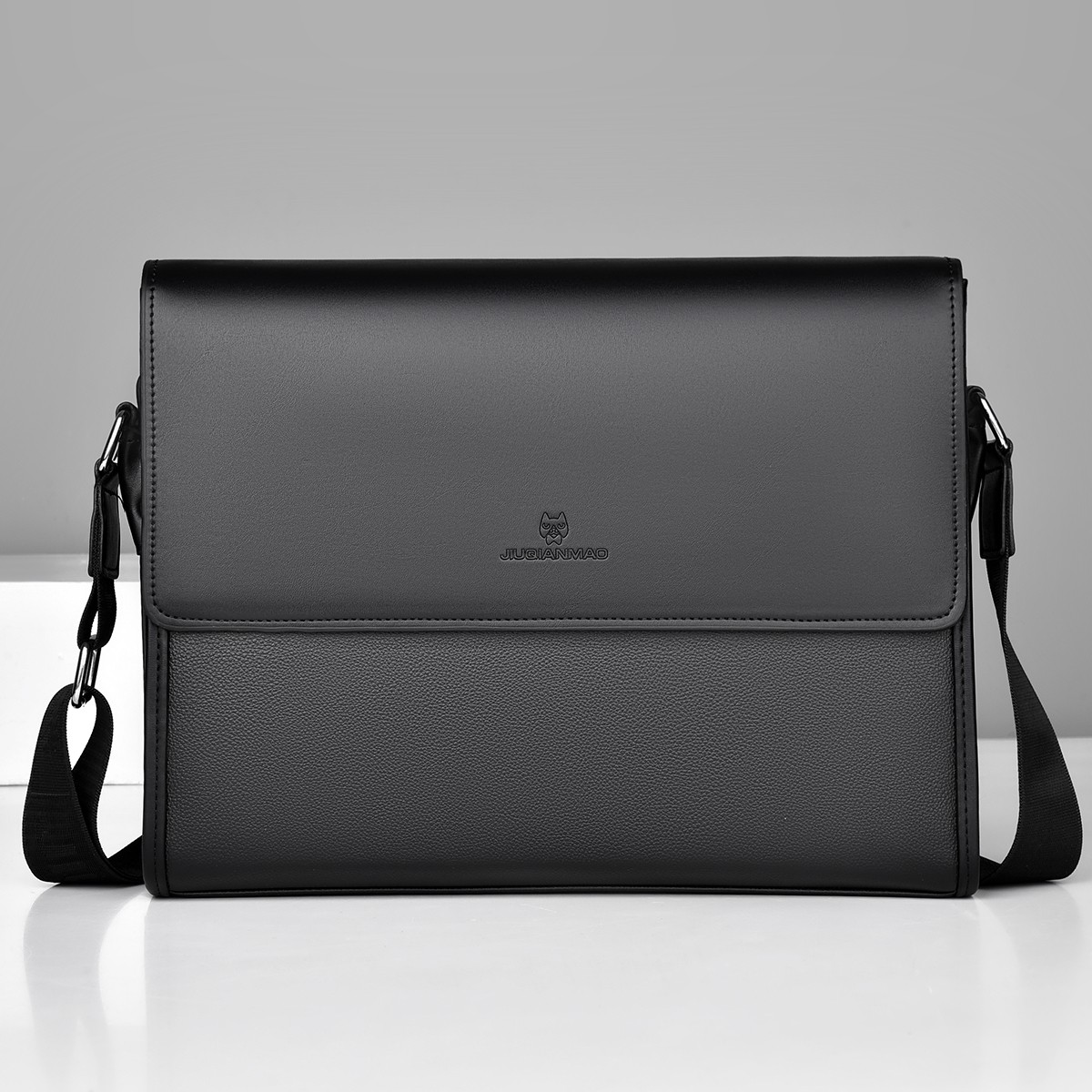 Sac bandoulière carré en cuir  - Interior Design Documentation avis et prix