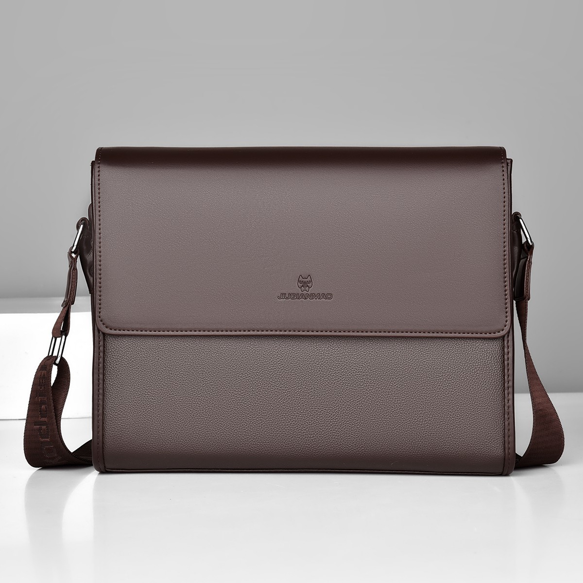 Sac bandoulière carré en cuir  - Interior Design Documentation avis et prix