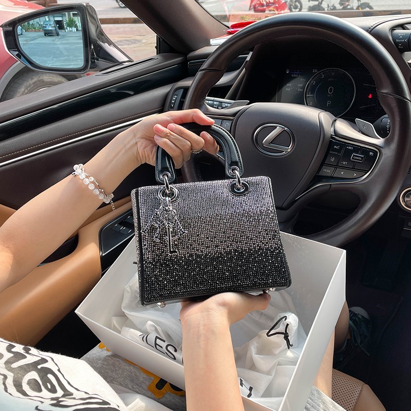 Sac à main carré avec chaîne e - Interior Design High End avis et prix